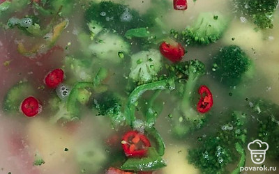 Положите брокколи, перец чили, перец болгарский, влейте уксус. Варите 20 минут на медленном огне.