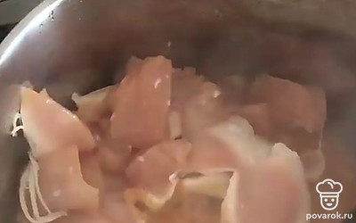 Лук и морковь обжарьте, добавьте 0,5 л воды и положите крупно нарезанные кусочки мяса, посолите. Варите мясо с овощами 50 минут.