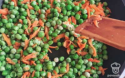 Добавьте зеленый горошек и еще обжаривайте 5 минут.