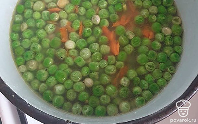 В сковороду налейте бульон и потушите 10 минут под закрытой крышкой.