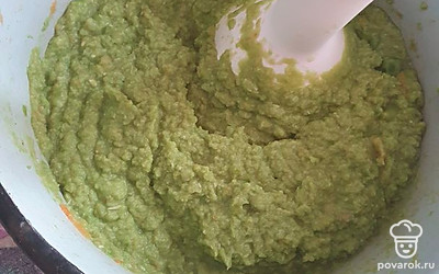 Слейте бульон, смесь пробейте блендером до однородности;