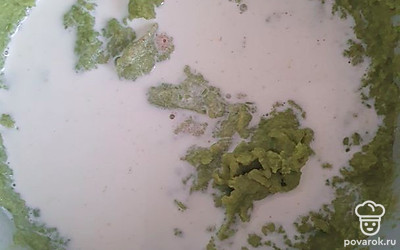 Добавьте сливки и все хорошо перемешайте.