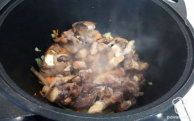 В кастрюле с толстым дном обжарьте лук с морковью. Добавьте замороженные грибы, хорошенько прогревайте и жарьте, пока не выпарится вся жидкость.