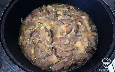 Залейте 1-1,5 л воды, посолите по вкусу, засыпьте специи и картофель. Накройте крышкой и варите до готовности картофеля.