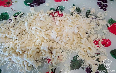 В это время приготовьте “затируху”. Яйцо взбейте с чайной ложкой воды и парой щепоток соли. Обмакните пальцы в яйцо, затем в муку и начните протирать муку пальцами. Получается крошка. Если она слишком мягкая, можно еще раз окунуть пальцы в муку.