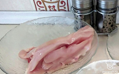 В бульон добавьте специи. Лук обжарьте с морковью на растительном масле и тоже бросьте в бульон. Достаньте мясо, измельчите его. Отделите мясо, нарежьте и отправьте обратно в суп. Положите картофель и варите его до готовности.