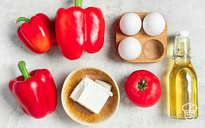 Брынзу разомните вилкой. Яйца вымойте и обсушите. Помидоры помойте и мелко порежьте. Перцы помойте, срежьте верхушечки, удалите семена и перегородки.