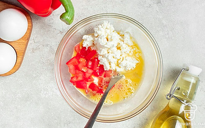 Сделайте начинку. Взбейте в миске яйца. Добавьте брынзу и помидоры. Тщательно перемешайте.