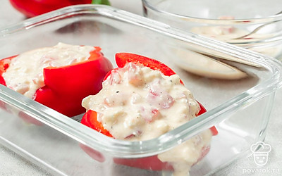 Нафаршируйте перцы. Перчики заполните начинкой. Уложите в форму для запекания и сбрызните маслом. Поставьте в разогретую до 200 градусов духовку. Запекайте 30 минут.