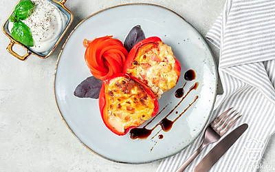 Перчики разложите на подушке из листьев салата. Полейте любимым соусом перед подачей на стол.