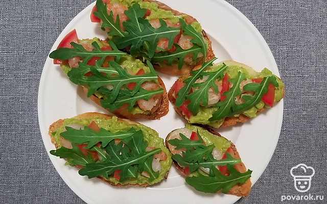 Хрустящая брускетта с креветками и авокадо — Рецепт с фото