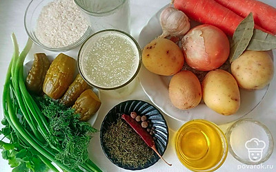 Морковь и картофель очистите от кожуры. Лук и чеснок очистите от шелухи.