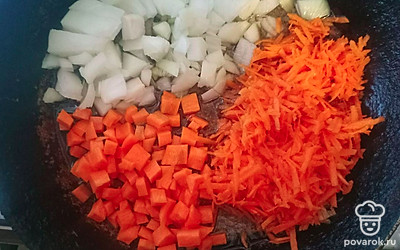 Лук нарежьте небольшим кубиком. Одну морковь натрите на крупной тёрке, а другую нарежьте кубиком. Обжарьте на масле лук и морковь до золотистого цвета.