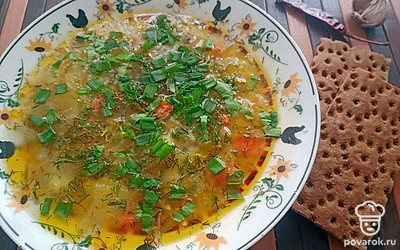 Горячий рассольник с рисом разлейте по глубоким тарелкам. Добавьте в тарелку немного жирной сметаны и посыпьте всё мелко нарезанной зеленью. Подавайте суп к столу с кусочками черного хлеба или ржаными хлебцами.