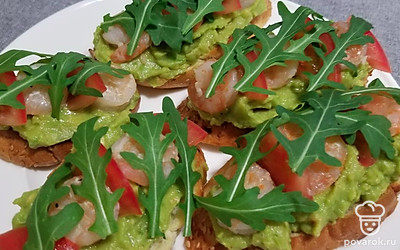 Подавайте брускетту к столу сразу после приготовления. Это блюдо может стать прекрасной закуской перед основным блюдом или вариантом легкого завтрака или ужина.