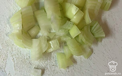 Почистите и порежьте лук.