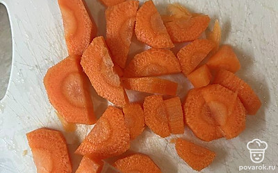 Очистите и нарежьте морковь.