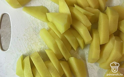 Почистите и порежьте картошку.