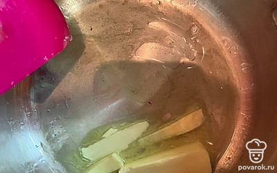 Растопите в кастрюле сливочное масло и влейте растительное.