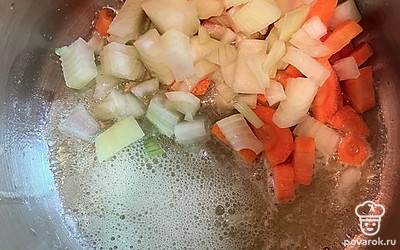 В кастрюлю положите морковь и лук, обжаривайте 5-7 минут, постоянно помешивая.