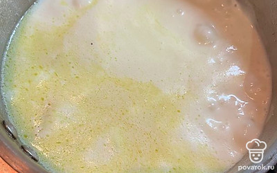 Добавьте в кастрюлю картофель, залейте водой, доведите до кипения и варите 20 минут. Сливки разогрейте в микроволновке и влейте в кастрюлю, положите плавленый сыр.