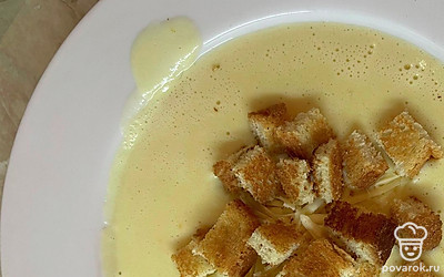 Разлейте по тарелкам. Сверху посыпьте сыром и сухариками.