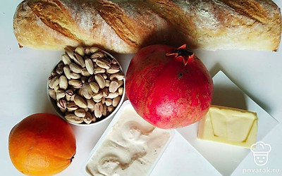 Почистите фисташки и зерна граната, постарайтесь сохранить их целыми, в таком случае готовое блюдо будет смотреться лучше.