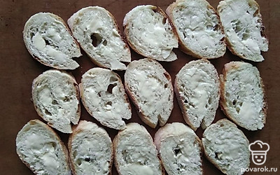 Нарежьте багет на кусочки одинакового размера, толщиной около сантиметра. Смажьте их сливочным маслом и запекайте в духовке около 5-7 минут при 200°C.