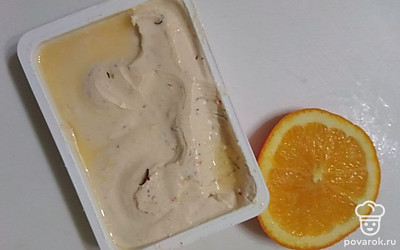 Смешайте апельсиновый сок со сливочным сыром и смажьте остывший хлеб полученной массой. Сверху украсьте фисташками и зернами граната.