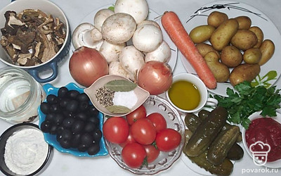 Сушеные грибы замочите в воде на 15 минут, потом поставьте отвариваться. Лук очистите от шелухи, грибы, помидоры и петрушку промойте и просушите. Картофель и морковь очистите от кожуры.
