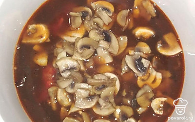 Готовую зажарку переложите в кастрюлю к грибам. Шампиньоны нарежьте и обжарьте, также переложите их в кастрюлю. Туда же переложите и нарезанный кубиками картофель, лавровый лист.