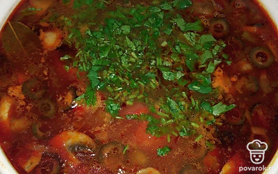 Перед тем, как выключить полностью готовый суп, нарежьте маслины кружками, соленые огурцы кубиками и измельчите петрушку. все эти ингредиенты переложите в кастрюлю, выключите огонь, посолите, поперчите.