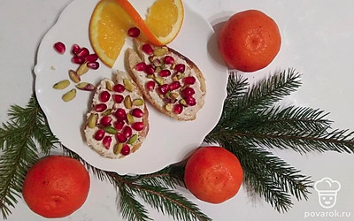 Подавайте готовые бутерброды порционно на красивой тарелке. Дополнить подачу можно ломтиком апельсина.