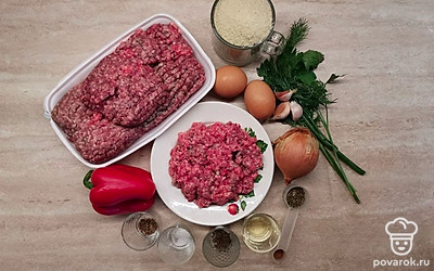 Вымойте болгарский перец. Баранину и свинину перекрутите на мясорубке. Отмерьте специи и панировочные сухари.