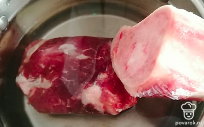 Говядину на кости залейте холодной водой и поставьте на медленный огонь на 2 часа. 