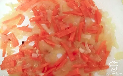 Пока варится говядина, в другой кастрюле сделайте зажарку из моркови и лука. Обжаривайте на растительном масле до золотистого цвета. 