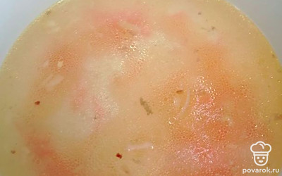 Готовый бульон влейте к зажарке. 