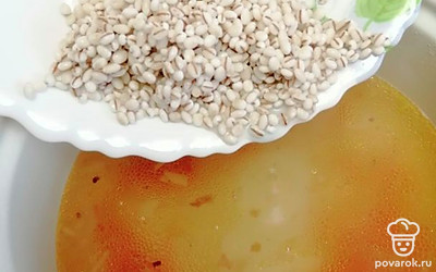 Всыпьте перловку и варите почти до готовности. 