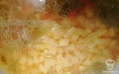 Добавьте в суп нарезанную картошку. Варите до готовности. 