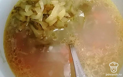 В последнюю очередь положите нарезанные солёные огурцы. Варите 5 минут, посолив по вкусу. 