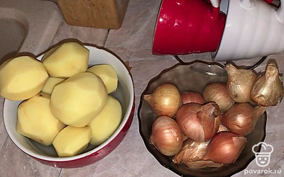 Почистите картофель и нарежьте кубиками, закиньте в горячую воду.