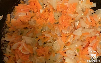 Нарежьте лук и морковь. Обжарьте лук до золотистого цвета, добавьте морковь, жарьте 5 минут. Добавьте в кастрюлю и перемешайте.