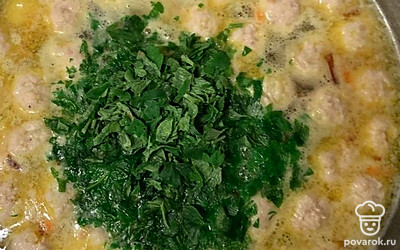 Из фарша слепите шарики, добавьте в суп и варите до готовности.