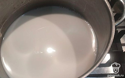 Молоко налейте в кастрюлю, доведите до кипения, посолите.