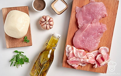 Базилик промойте и обсушите бумажным полотенцем. Чеснок очистите от шелухи. Помидоры черри промойте и обсушите бумажным полотенцем. Козий сыр разрежьте на 4 кусочка. Подготовьте кулинарную нить.