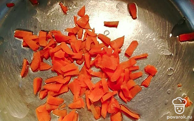 Морковь мелко режем и обжариваем на растительном масле. 
