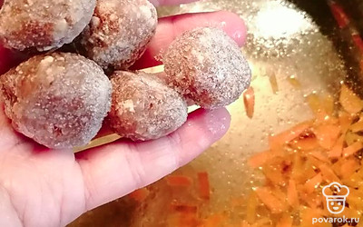 Обжарку заливаем водой и выкладываем фрикадельки (у меня заранее приготовленные). 
Варим 30 минут. 