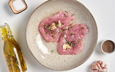 Подготовьте эскалопы. Базилик мелко нарежьте. Чеснок пропустите через пресс. В миску выложите базилик, чеснок и оливковое масло. Эскалопы посолите, поперчите и смажьте маслом со специями и чесноком.