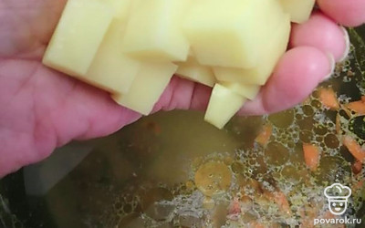 Когда фрикадельки сварились, добавляем нарезанный картофель. 