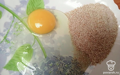 Чтобы приготовить клецки смешиваем яйцо, муку и манную крупу. Оставляем на пару минут настояться. 